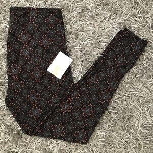 NWOT Lularoe black with design TC leggings